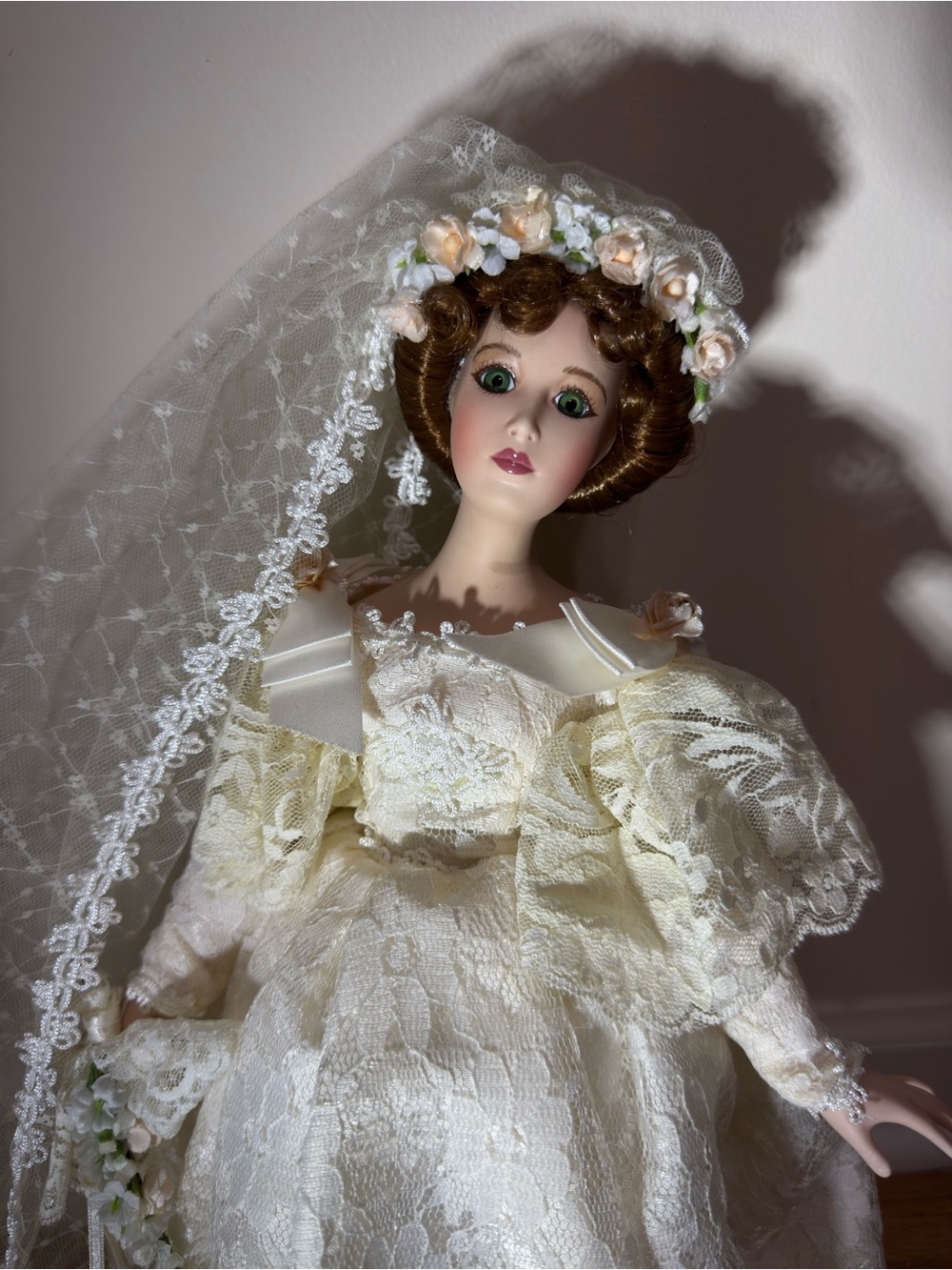 Vintage Rare Seymour Mann (Vanessa) Connoisseur Bride porcelain Doll stand NWOT